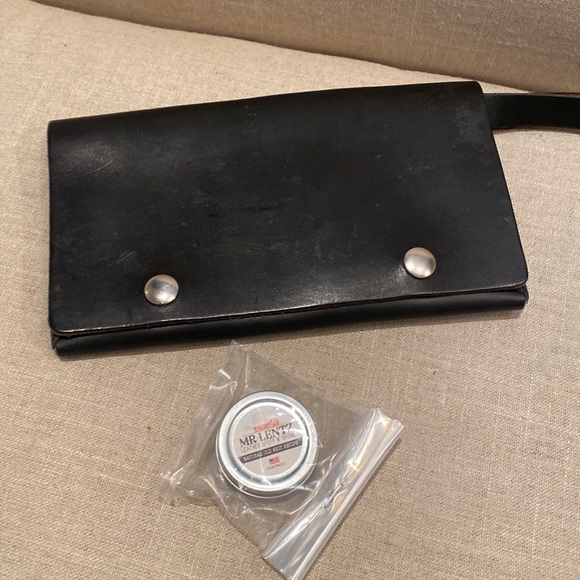 Mr. Lentz Slim Phone Purse in Black Full-Grain Leather with added Wristlet strap - Picture 5 of 9